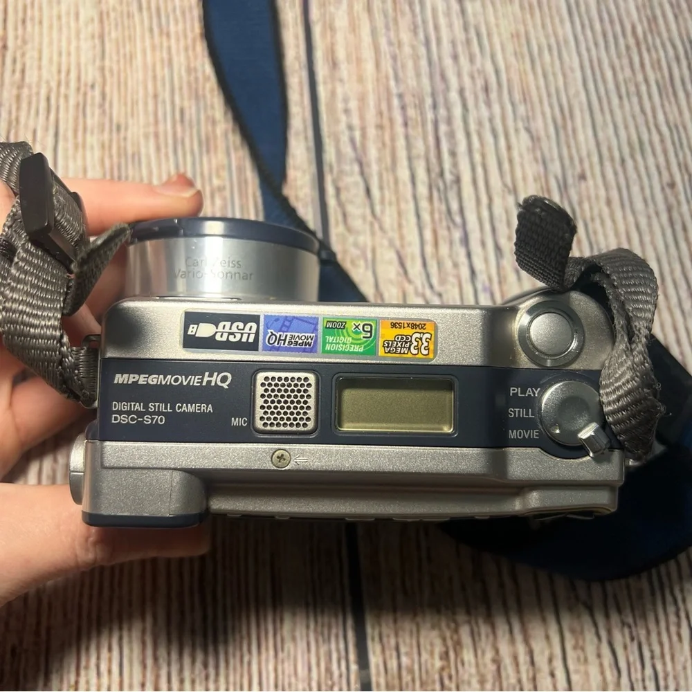 Sony‎ CyberShot DSC-S70 Digital Camera Carl Zeiss Lens Bundles With Charger READ
